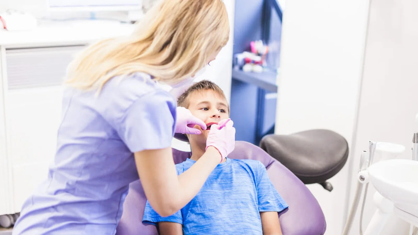 Dentista vs periodoncista: ¿cuáles son sus diferencias en Monterrey?