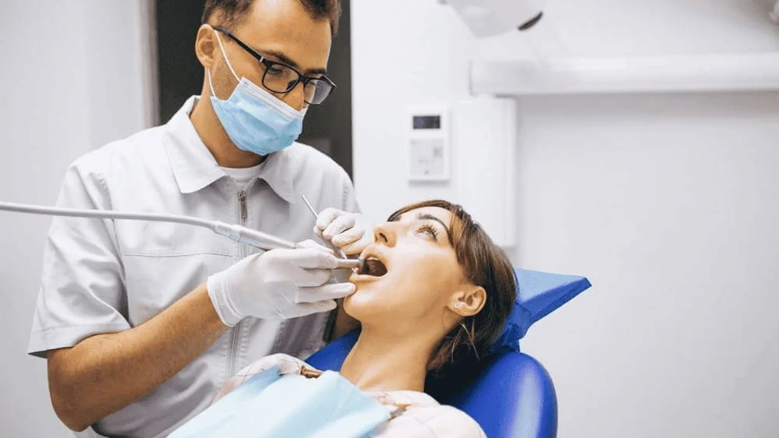Protesista dental vs implantólogo: diferencias, roles y cómo elegir en Monterrey